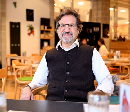 In Ermangelung eines Vereinsraums sitzt der Vorsitzende des Netzwerks Kultur, Gerhard Loew, beim Pressegespräch im VHS-Bistro. D