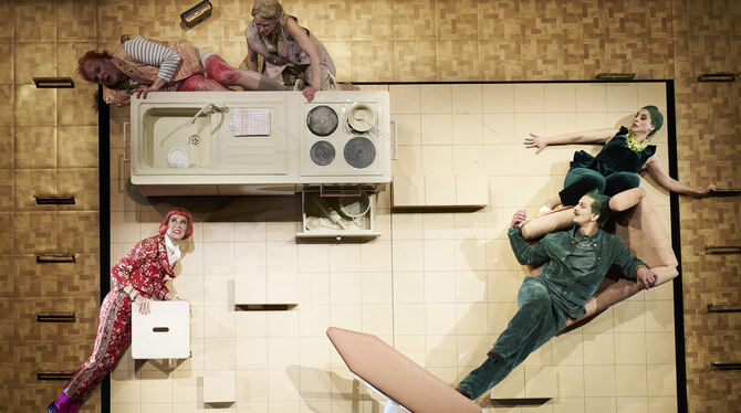 Volksvernichtung; Burgtheater; Akademietheater; Wien Hangeln sich virtuos durch Werner Schwabs »Volksvernichtung« (von links oben im Uhrzeigersinn): Stefanie Reinsperger als Herrman