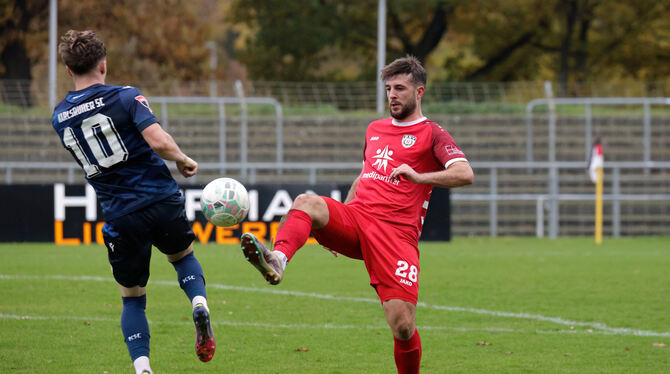 Ist einsatzbereit: SSV-Abwehrchef Jonas Vogler (rechts), hier im Zweikampf mit dem Karlsruher Julian Gerold.