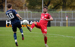 Ist einsatzbereit: SSV-Abwehrchef Jonas Vogler (rechts), hier im Zweikampf mit dem Karlsruher Julian Gerold.