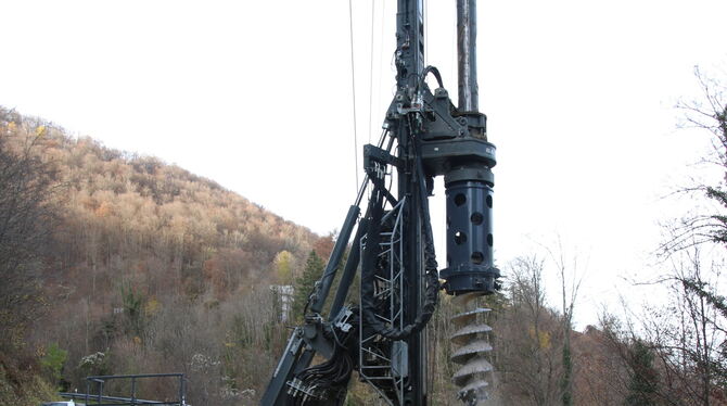 Bad Urach Albaufstieg Bauarbeiten Eine gigantische Bohrmaschine rammt Pfähle 14,5 Meter durch Fels in die Tiefe