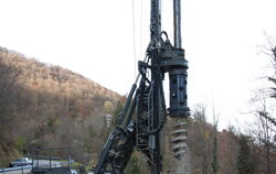 Eine gigantische Bohrmaschine rammt Pfähle 14,5 Meter durch Fels in die Tiefe