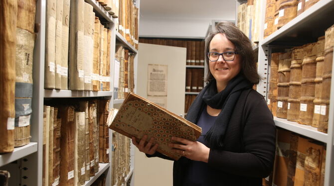 Dettingen Archiv Patenschaftsprojekt Archivarin Babara Katic mit einem Band von Gerichtsprotokollen aus dem Jahr 1806, der restauriert werden müsste - 385 Euro sind