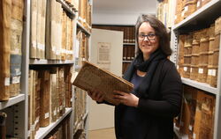 Archivarin Babara Katic mit einem Band von Gerichtsprotokollen aus dem Jahr 1806, der restauriert werden müsste - 385 Euro sind