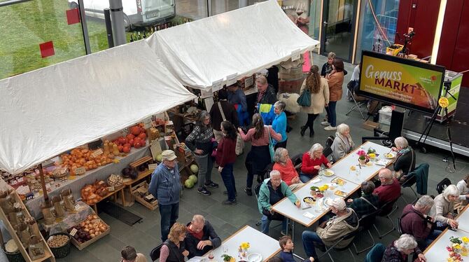 Volle Auslagen, glückliche Besucher: Der erste Genussmarkt im Landratsamt Tübingen zog am Freitag viele Besucher an.