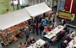 Volle Auslagen, glückliche Besucher: Der erste Genussmarkt im Landratsamt Tübingen zog am Freitag viele Besucher an.
