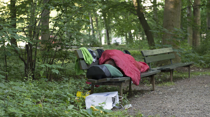 Bilder wie dieses aus Berlin will die Arbeiterwohlfahrt in Metzingen vermeiden helfen: Ein Obdachloser liegt am frühen Morgen au