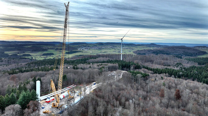 Das erste Windrad im Staatsforst steht, ein zweites auf Gemeindefläche wird gerade gebaut, drei weitere folgen: Der Windpark auf