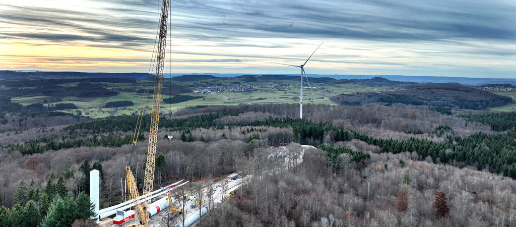 Das erste Windrad im Staatsforst steht, ein zweites auf Gemeindefläche wird gerade gebaut, drei weitere folgen: Der Windpark auf