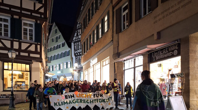 Nach Schätzungen der Polizei waren es über 700 Menschen, die am Freitagabend in Tübingen für mehr Klimagerechtigkeit demonstrier