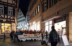 Nach Schätzungen der Polizei waren es über 700 Menschen, die am Freitagabend in Tübingen für mehr Klimagerechtigkeit demonstrier