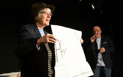 Susanne Hinkelbein und Berthold Biesinger in der Produktion »Tropfen im Meer« am Theater Lindenhof.