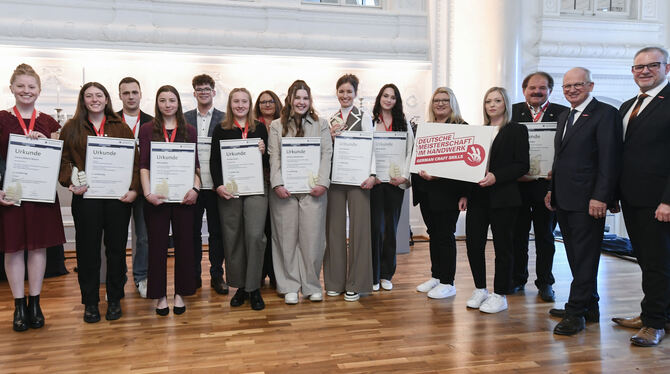 Wirtschaftsministerin Nicole Hoffmeister-Kraut (ganz links), Landeshandwerkspräsident Reiner Reichhold (Zweiter von rechts) und Wirtschaftsministerin Nicole Hoffmeister-Kraut (ganz links), Landeshandwerkspräsident Reiner Reichhold (Zweiter von rechts) und