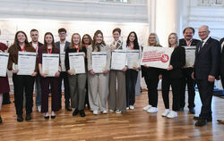 Wirtschaftsministerin Nicole Hoffmeister-Kraut (ganz links), Landeshandwerkspräsident Reiner Reichhold (Zweiter von rechts) und