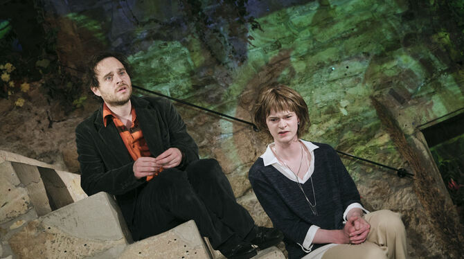 stefan herrmann jel woschni oh gott anat gov zimmertheater tübingen szene foto kopp Mit Gott auf der Treppe: Stefan Herrmann und Jel Woschni in »Oh Gott!«.