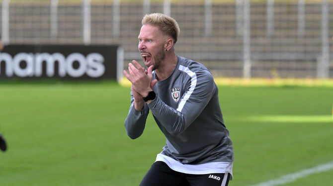 Baden-Wuerttemberg, Fussball, Maenner, OL, Oberliga, Saison 2025/26, wfv Extrem aktiv an der Seitenlinie: Trainer Marvin Petzschner.