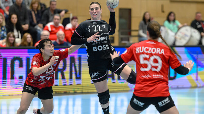 1. HBL, 1. Handballbundesliga Frauen, 1.Handballbundesliga, 1.Handballbundesliga Frauen, 15.11.2025, 2025/2026, 25/26, 8.Spielta An ihr liegt's nicht, dass Metzingen verliert: Die Brasilianerin Gabriela Bitolo (Mitte) ist im Spiel beim Thüringer HC nicht zu
