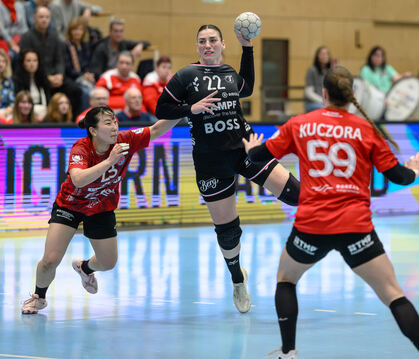 An ihr liegt's nicht, dass Metzingen verliert: Die Brasilianerin Gabriela Bitolo (Mitte) ist im Spiel beim Thüringer HC nicht zu