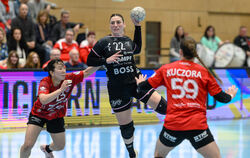 An ihr liegt's nicht, dass Metzingen verliert: Die Brasilianerin Gabriela Bitolo (Mitte) ist im Spiel beim Thüringer HC nicht zu