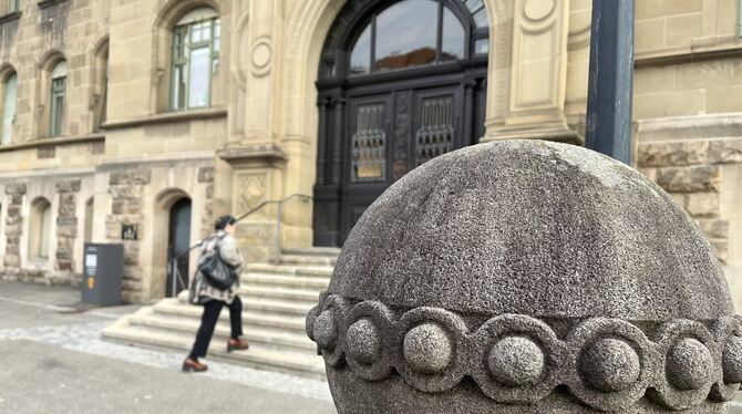 Landgericht schwerer Raub Das Tübinger Landgericht verurteilte einen 27jährigen Bosnier zu einer fünfjährigen Haftstrafe für einen Überfall auf einen Supe