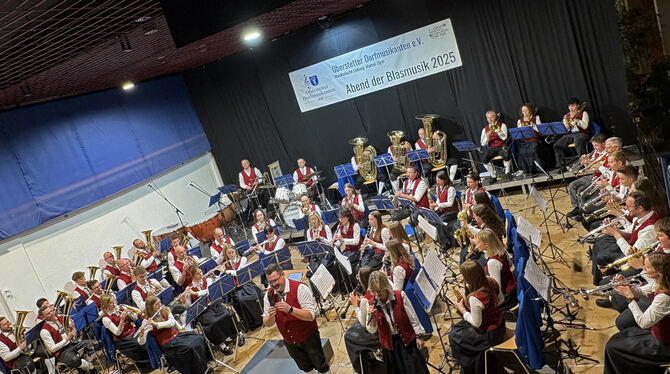 Marcel Jäger glänzte bei seiner Premiere als Dirigent der Oberstetter Dorfmusikanten, aber auch als Sänger an der Seite von Kers
