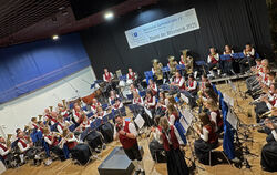 Marcel Jäger glänzte bei seiner Premiere als Dirigent der Oberstetter Dorfmusikanten, aber auch als Sänger an der Seite von Kers