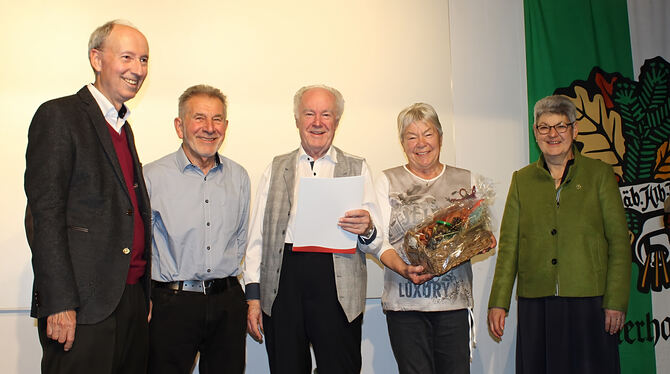 Ehrung in der OG Unterhausen des Albvereins Für 75 Jahre Mitgliedschaft wurde Willi Christner (Mitte) von Dr. Martin Schmid (von links), Willi Burger, Marlies Sautter und D