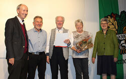 Für 75 Jahre Mitgliedschaft wurde Willi Christner (Mitte) von Dr. Martin Schmid (von links), Willi Burger, Marlies Sautter und D