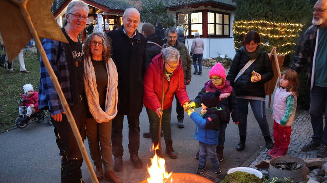 Die Leiterin des Feriendorfes Sandra Linsin (2. von links) freut sich mit Bürgermeister Uwe Morgenstern (3. von links) über das