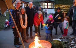 Die Leiterin des Feriendorfes Sandra Linsin (2. von links) freut sich mit Bürgermeister Uwe Morgenstern (3. von links) über das