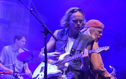 Brüder an den Stromgitarren: Pål und Axel Vindenes – im Hintergrund Schlagzeuger Kristoffer van der Pas – von Kakkmaddafakka in