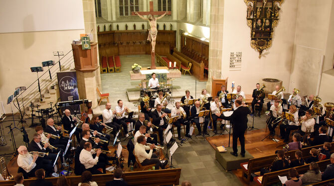 Der CVJM-Posaunenchor, Jungbläser, Jugendblasorchester und die »Bänd« begeisterten am Samstagabend das Publikum in der voll bese