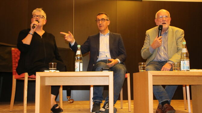 Bad Urach Lesung Cem Özdemir Das Journalisten-Ehepaar Johanna Henkel-Waidhofer und Peter Henkel (rechts) haben eine Biografie über Cem Özdemir geschrieben,