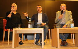 Das Journalisten-Ehepaar Johanna Henkel-Waidhofer und Peter Henkel (rechts) haben eine Biografie über  Cem Özdemir geschrieben,