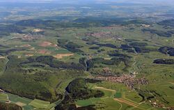 Sonnenbühl von oben: links oben liegt Willmandingen, halbrechts oben Undingen und Genkingen, halbrechts unten Erpfingen. Auch ab