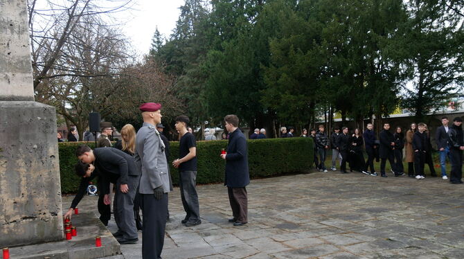Schülerinnen und Schüler hatten nicht nur sehr eindrückliche Worte in der Aussegenungshalle geäußert, sie stellten auch Kerzen a