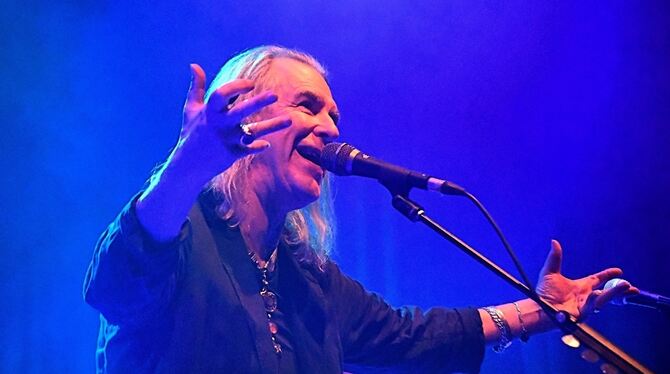 Symbolische Umarmung der Fans: Sänger Justin Sullivan von New Model Army zelebriert die Rock-Messe im Sudhaus.