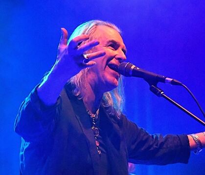 Symbolische Umarmung der Fans: Sänger Justin Sullivan von New Model Army zelebriert die Rock-Messe im Sudhaus.