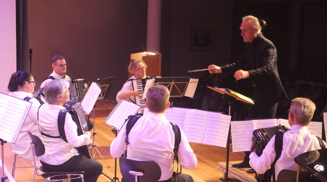 Viktor Oswald dirigierte und das Orchester des Harmonika Clubs Mössingen folgte - und lieferte ein großartiges Jahreskonzert.