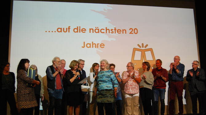 Sieglinde Rilling, Mitarbeiterin im Veranstaltungsteam, und einige der Helferinnen und Helfer freuen sich mit Eva Wied (Mitte) ü