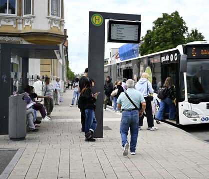 Der Mobilitätspass soll zum Umstieg auf Bus und Bahn animieren und durch bessere Finanzierung auch für Angebotsausbau sorgen.