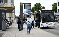 Der Mobilitätspass soll zum Umstieg auf Bus und Bahn animieren und durch bessere Finanzierung auch für Angebotsausbau sorgen.