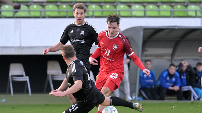 Baden-Wuerttemberg, Fussball, Maenner, OL, Oberliga, Saison 2025/26, wfv Der stark aufspielende Reutlinger Nedim Pepic (rotes Trikot) im Zweikampf mit Patrick Auracher. Hinten: Jannik Pfänder.
