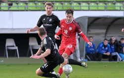 Der stark aufspielende Reutlinger Nedim Pepic (rotes Trikot) im Zweikampf mit Patrick Auracher. Hinten: Jannik Pfänder.