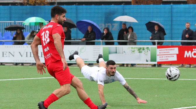 2025-11-16 FB Young Boys Reutlingen vs TSV Weilimdorf 1-0,Verbandsliga Artistische Einlage von Ante Galic (rechts) beim 1:0-Siegtreffer für die Young Boys Reutlingen.