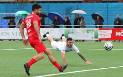 Artistische Einlage von Ante Galic (rechts) beim 1:0-Siegtreffer für die Young Boys Reutlingen.