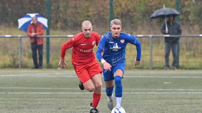 Sieht nach einem Tritt die rote Karte: Berkay Eren (Gomaringen, rechts). Hier ist er im Laufduell mit dem Ofterdinger Torschütze