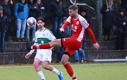 Kein Durchkommen für Lawen Chakal (links, TSV Sondelfingen). Tim Appl vom SV Degerschlacht klärt souverän.