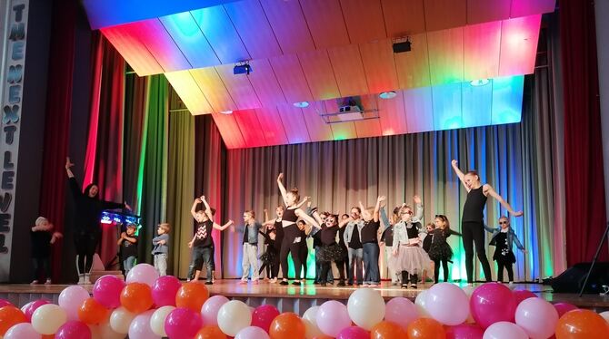 Eine gemischte Gruppe der Dance Kids des TSV Eningen tanzt zum Song »Dino Patschino« von Piano Papa, dem Kinderliedermacher aus