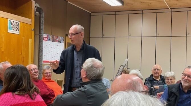 Bruddeln mit Roman Mangold war beim Mundartstammtisch des Albvereins Eningen angesagt. FOTO: VEREIN Bruddeln mit Roman Mangold war beim Mundartstammtisch des Albvereins Eningen angesagt. FOTO: VEREIN